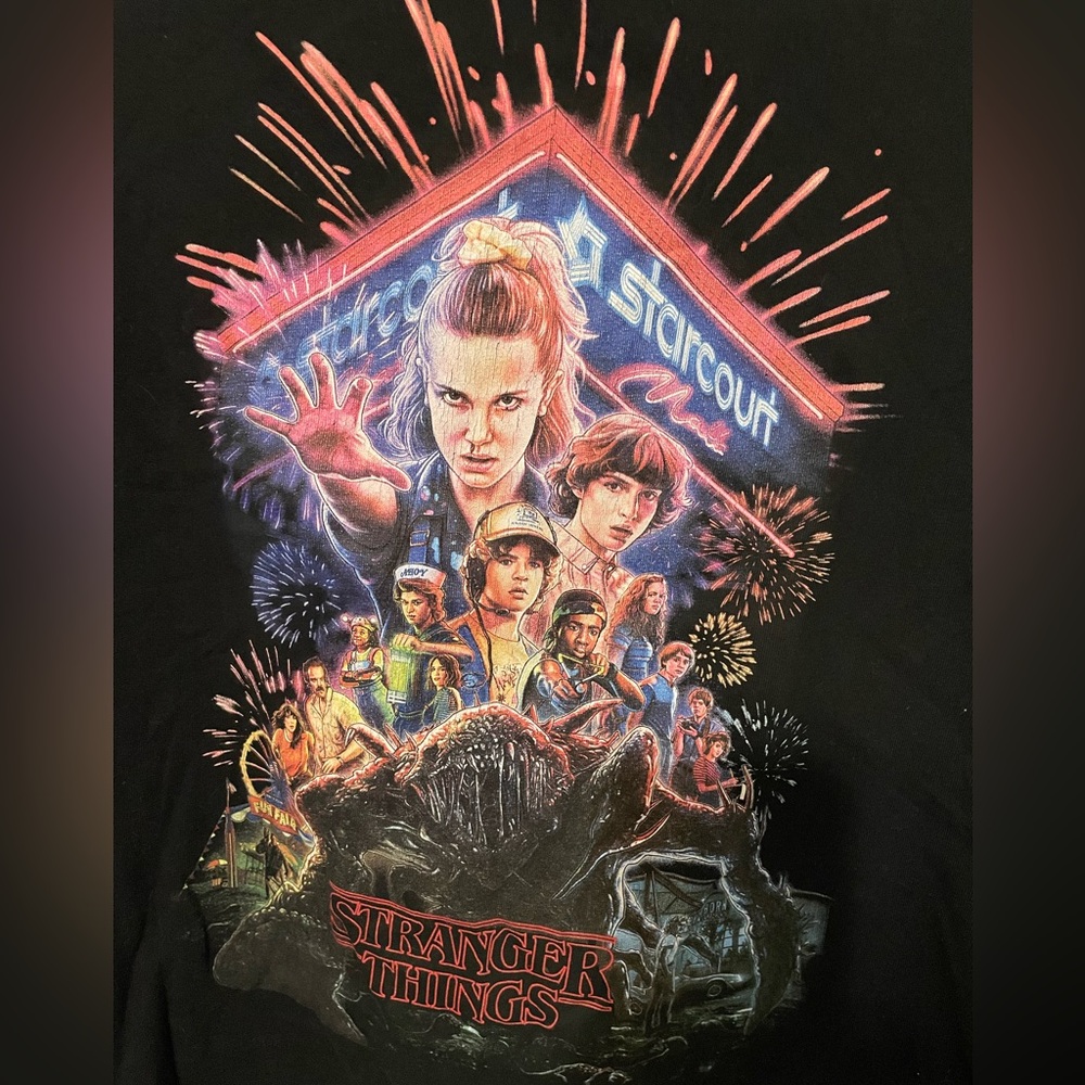 Netflix Stranger Things Short sleeve Black T shirt Large Starcourt mall Graphic